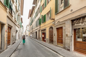 A narrow street lined with historic buildings, featuring traditional architecture and wooden doors. - Pinti 46 in Firenze With 1 Bedrooms and 1 Bathrooms (Florence)