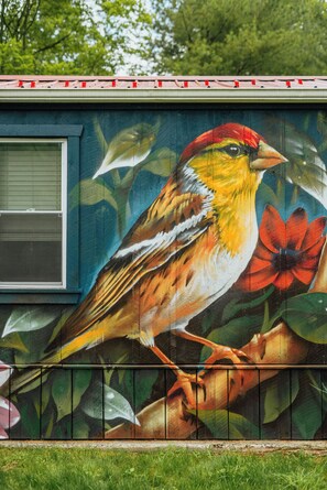 Un murale raffigura un uccello su una parete di un edificio.