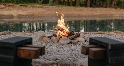 Mural Art Cabin With Pond And Hot Tub