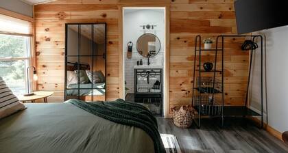 Countryside Escape · Pond · Hot Tub · Cabin Bloom