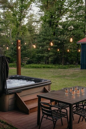 Outdoor dining - Mural Art Cabin With Pond And Hot Tub (Narrowsburg)