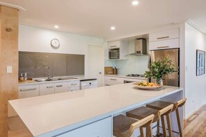 Frigorífico, microondas, horno y placa de cocina