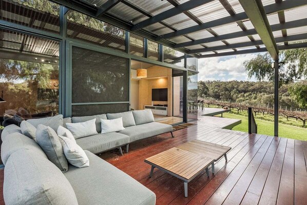 TV, books, stereo - Cinque Stelle \xB7 spacious villa private bushland (Yallingup Siding)