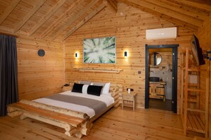Bungalow (WOODEN) | Sengetøy av topp kvalitet, minibar (inkludert) og skrivebord