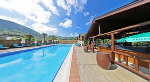 Una piscina al aire libre de temporada