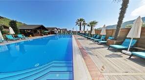 Una piscina al aire libre de temporada