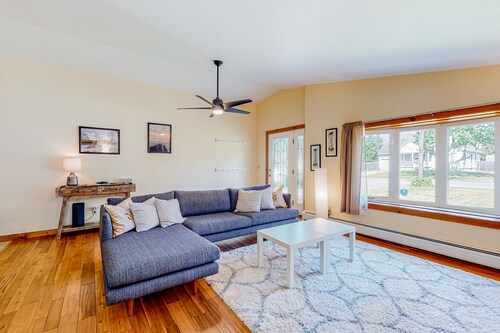 Relaxing home with gas grill, washer/dryer, TV, kitchenette - close to mall