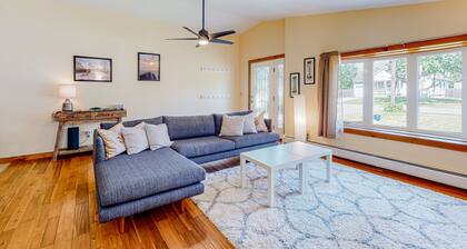 Relaxing home with gas grill, washer/dryer, TV, kitchenette - close to mall