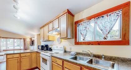 Relaxing home with gas grill, washer/dryer, TV, kitchenette - close to mall