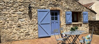 A l'entrée du massif du Caroux Coquet petit gite en pierre