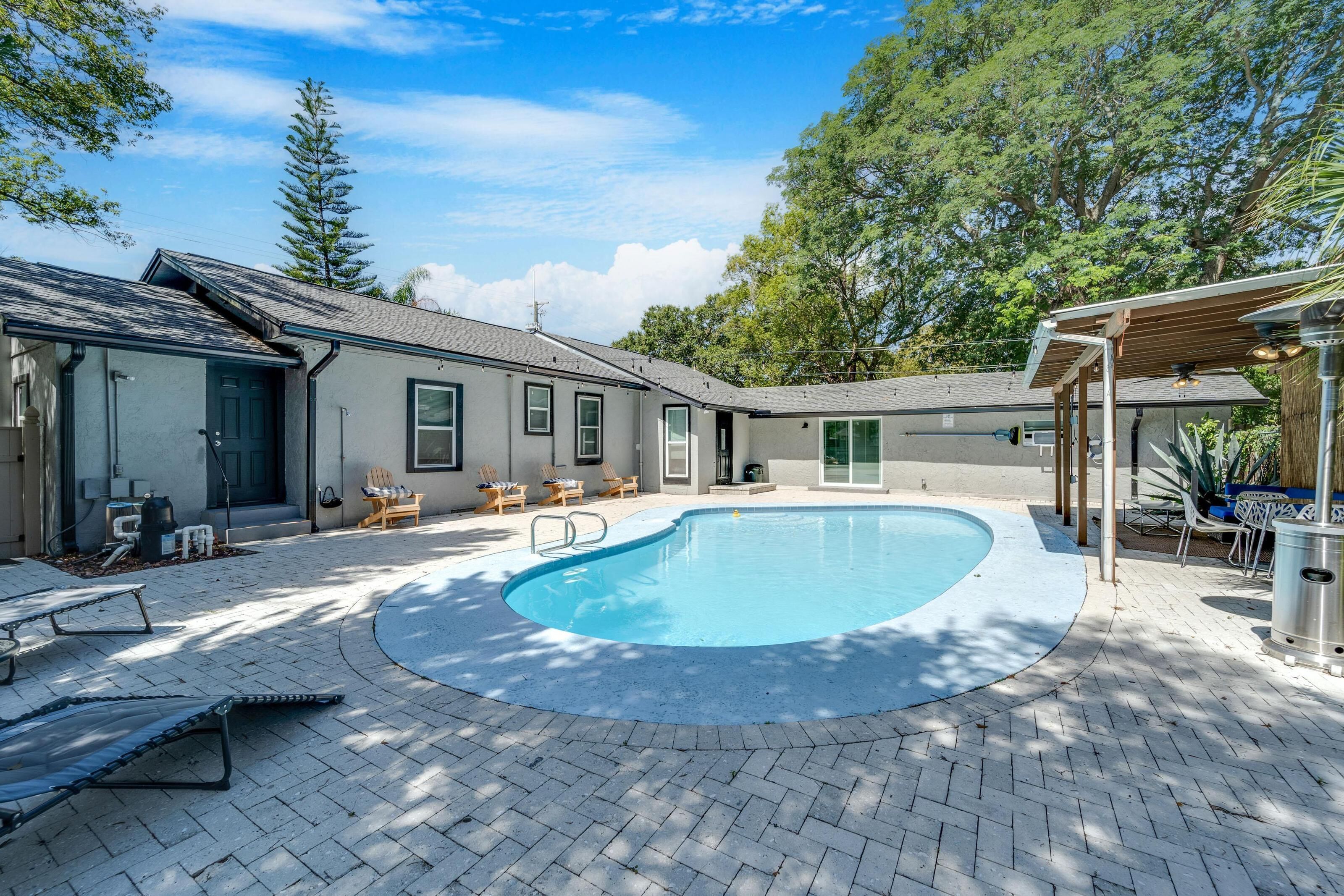Tropical Oasis / Pool / 9 Beds / 4 BA / 7 TVs