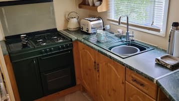 Chalet | Private kitchen | Fridge, microwave, oven, stovetop
