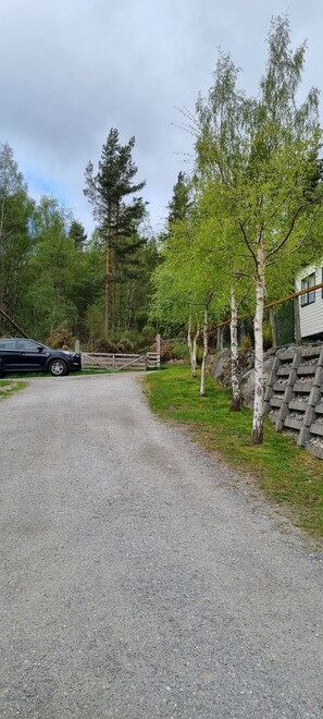 Chalet | Property grounds - Captivating 2-bed Holiday Home in Kingussie (Kingussie)