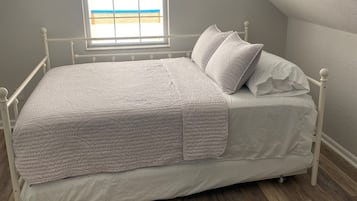 2 bedrooms, iron/ironing board, WiFi, bed sheets