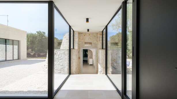 Un interior moderno con amplios ventanales que dan a un espacio exterior.