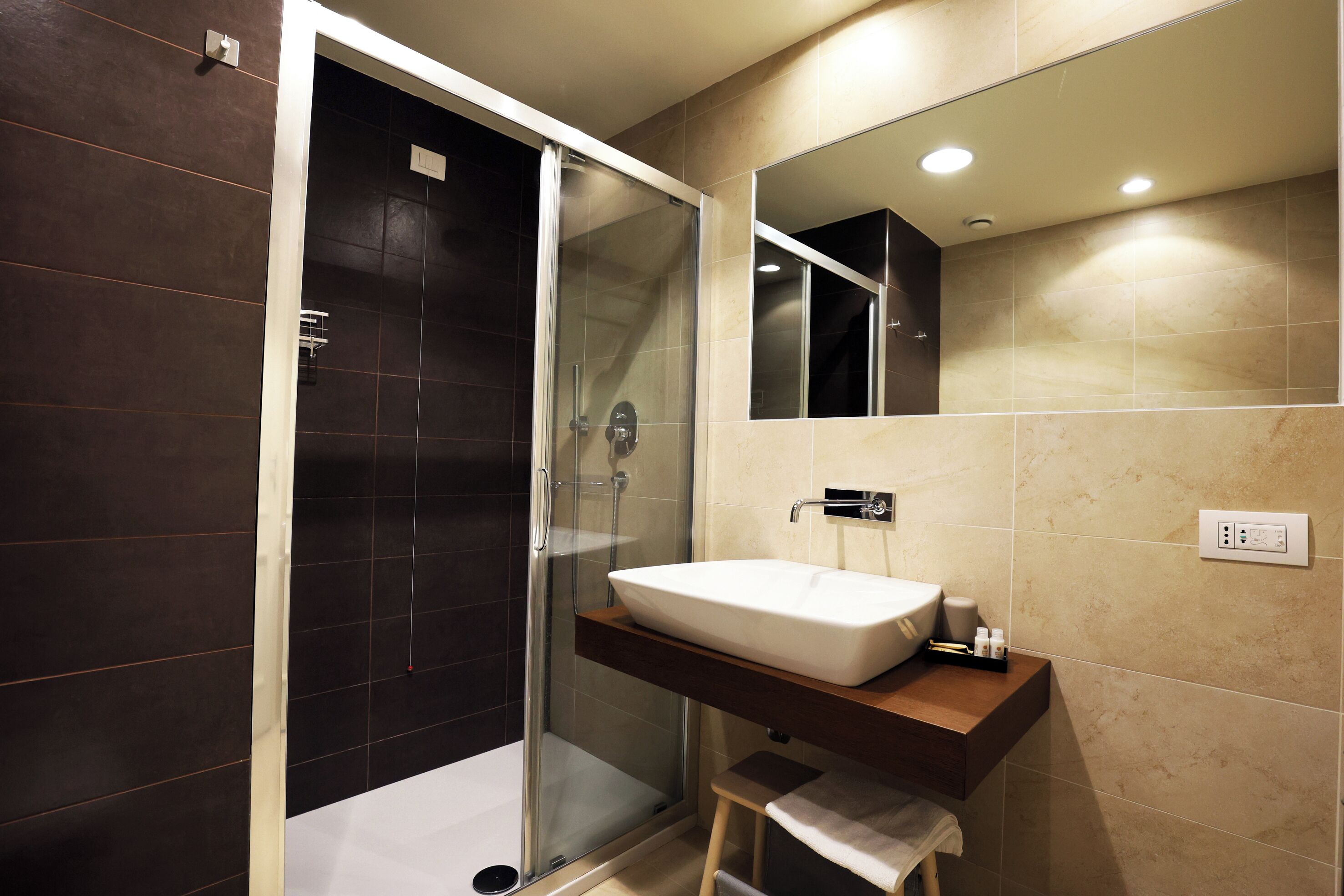 Deluxe Double or Twin Room | Bathroom | Shower, rainfall showerhead, hair dryer, bidet