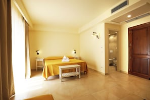 Dreibettzimmer | Allergikerbettwaren, Minibar, Schreibtisch, schallisolierte Zimmer