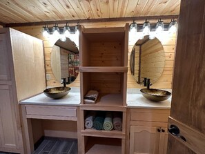 Shower, hair dryer, towels, soap - Buckingham cabin#2 @ the Lake minutes from New River Gorge National Park Hot tub (Mount Nebo)