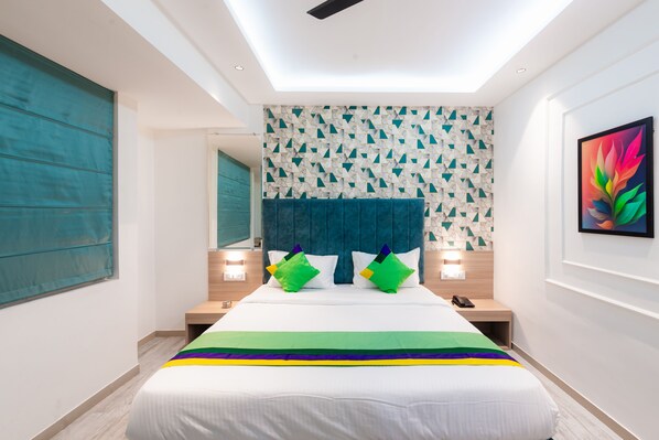 خزنة داخل الغرفة ومكتب ومكواة/لوح كي وملاءات أسرّة