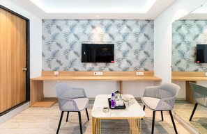 خزنة داخل الغرفة ومكتب ومكواة/لوح كي وملاءات أسرّة