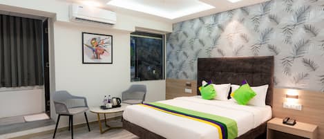 In-room safe, desk, iron/ironing board, bed sheets