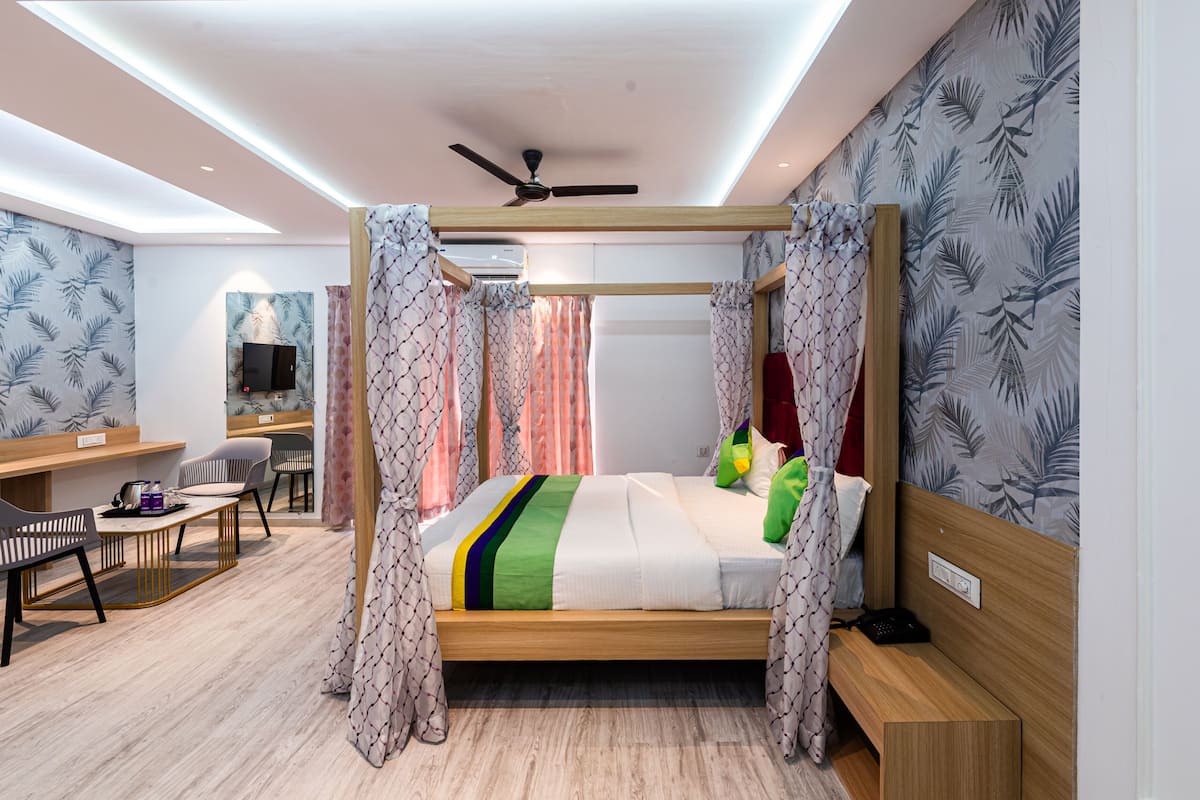 Habitación Premium | Caja fuerte, escritorio, tabla de planchar con plancha y ropa de cama