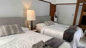 5 bedrooms, iron/ironing board, WiFi, bed sheets