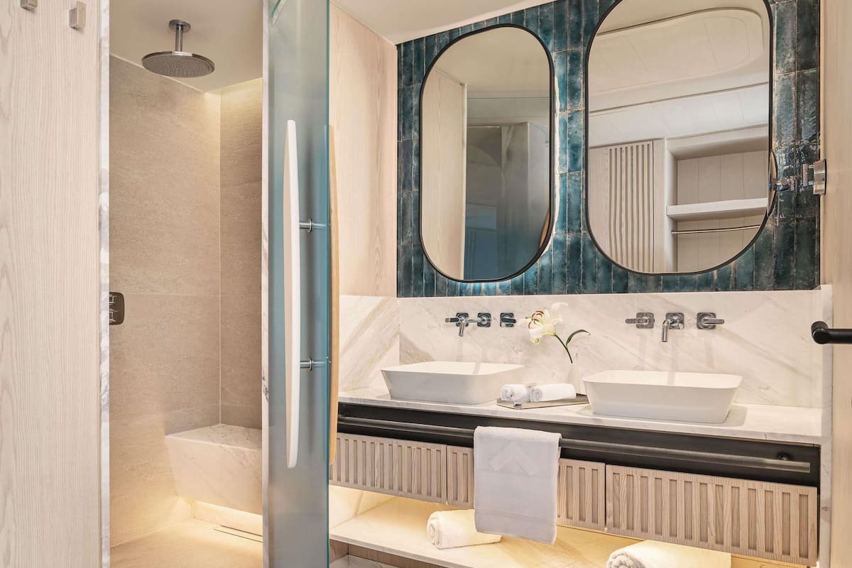 Family Suite | Minibar, in-room safe, free WiFi, bed sheets