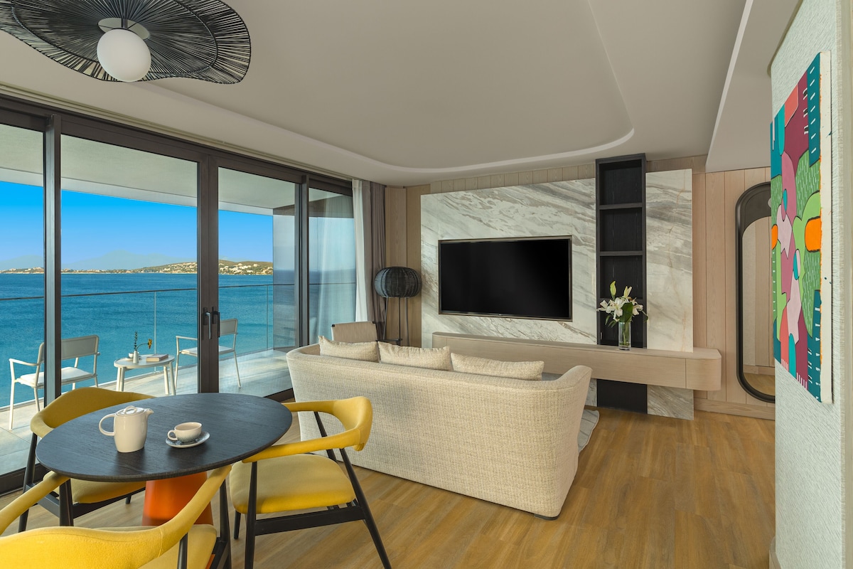 Suite, sjøutsikt, hjørnerom | Minibar, safe på rommet, wi-fi (inkludert) og sengetøy