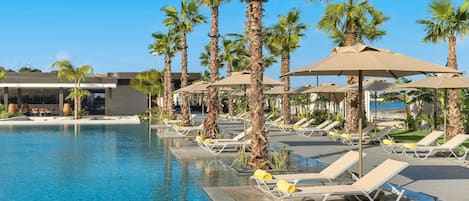 Alberca techada y alberca al aire libre