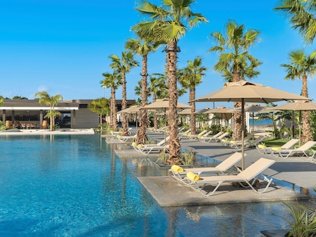 Una piscina techada, una piscina al aire libre. Swissôtel Resort And Spa Cesme