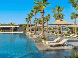 Una piscina cubierta, una piscina al aire libre