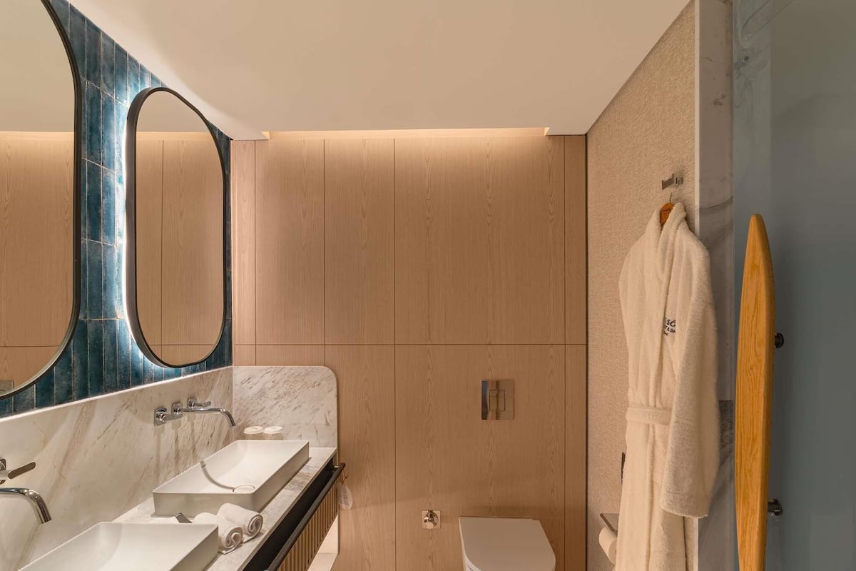 Suite, vue sur la mer, en coin | Minibar, coffre-fort, accès au Wi-Fi (inclus), literie fournie