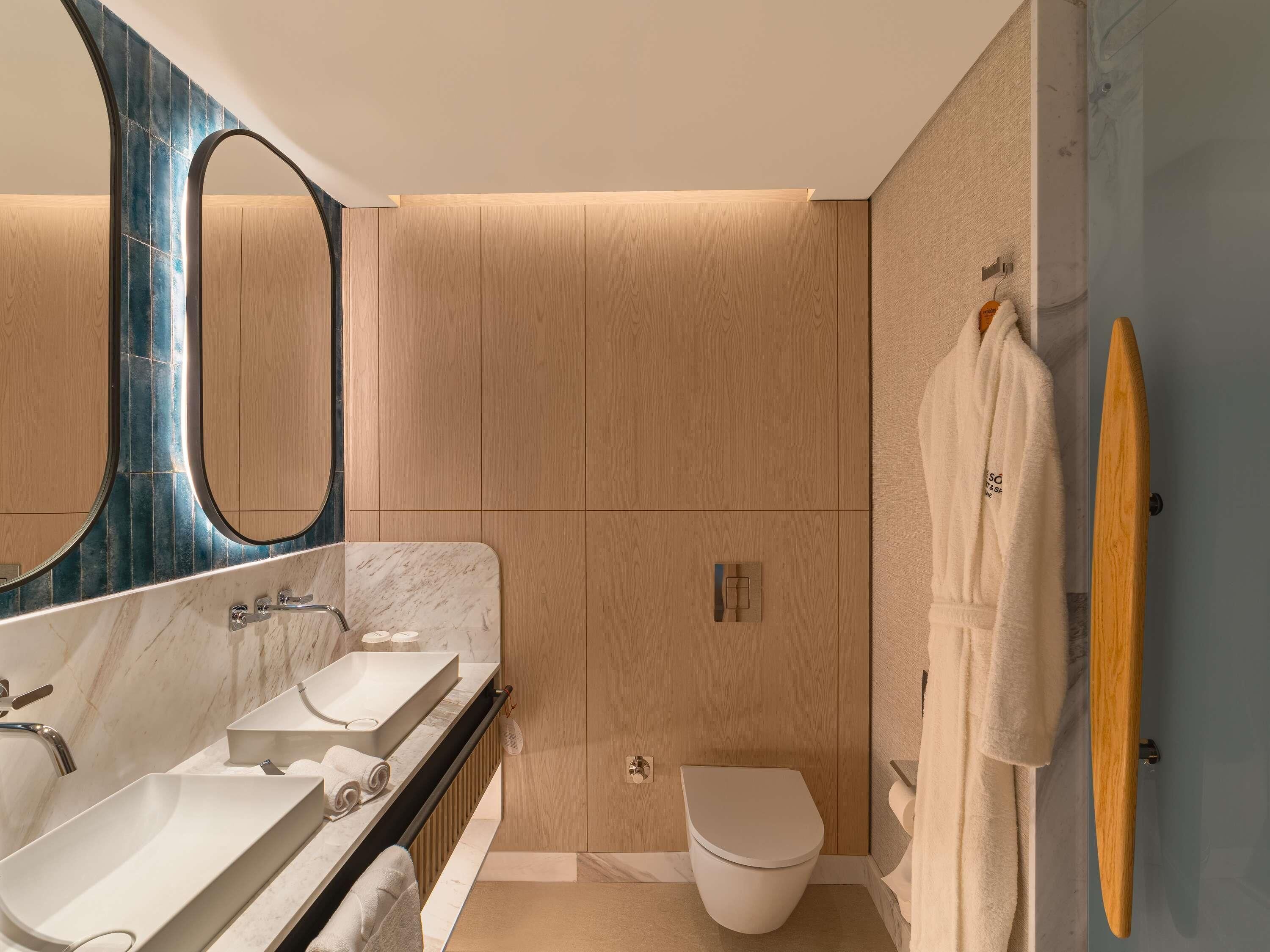 Suite, Meerblick, Eckzimmer | Minibar, Zimmersafe, kostenloses WLAN, Bettwäsche