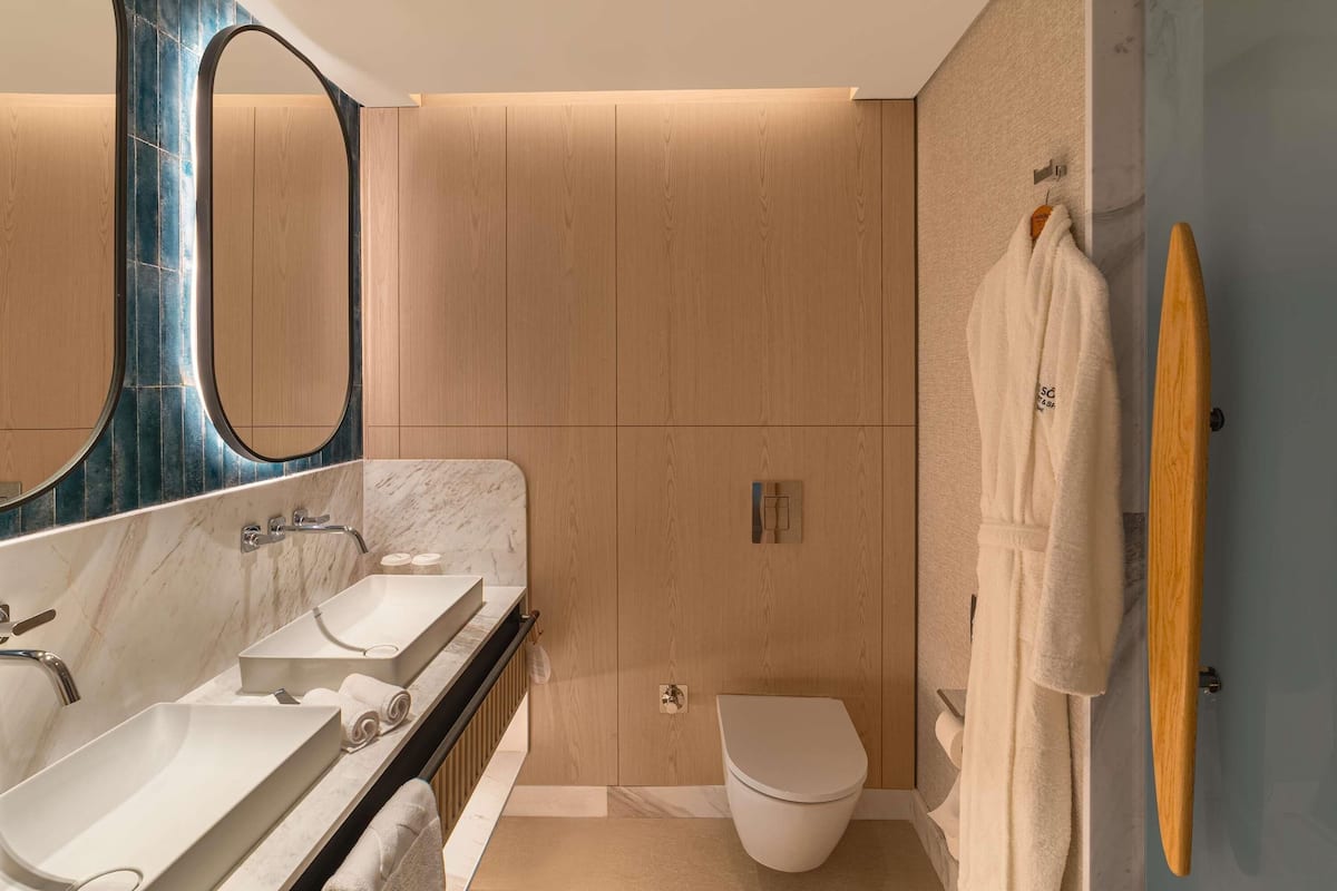 Suite, Meerblick, Eckzimmer | Minibar, Zimmersafe, kostenloses WLAN, Bettwäsche