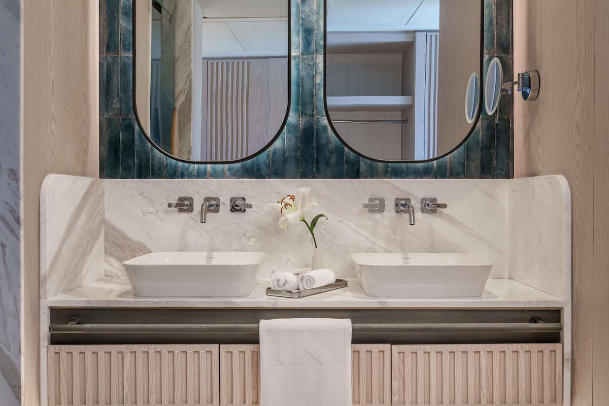 Minibar, caja de seguridad en la habitación, wifi gratis y ropa de cama