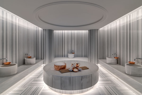 Perawatan tubuh, body scrub, perawatan wajah, dan manikur dan pedikur