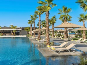 Indoor pool, outdoor pool - Swissôtel Resort And Spa Cesme (Cesme)