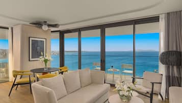 Suite, sjøutsikt, hjørnerom | Minibar, safe på rommet, wi-fi (inkludert) og sengetøy