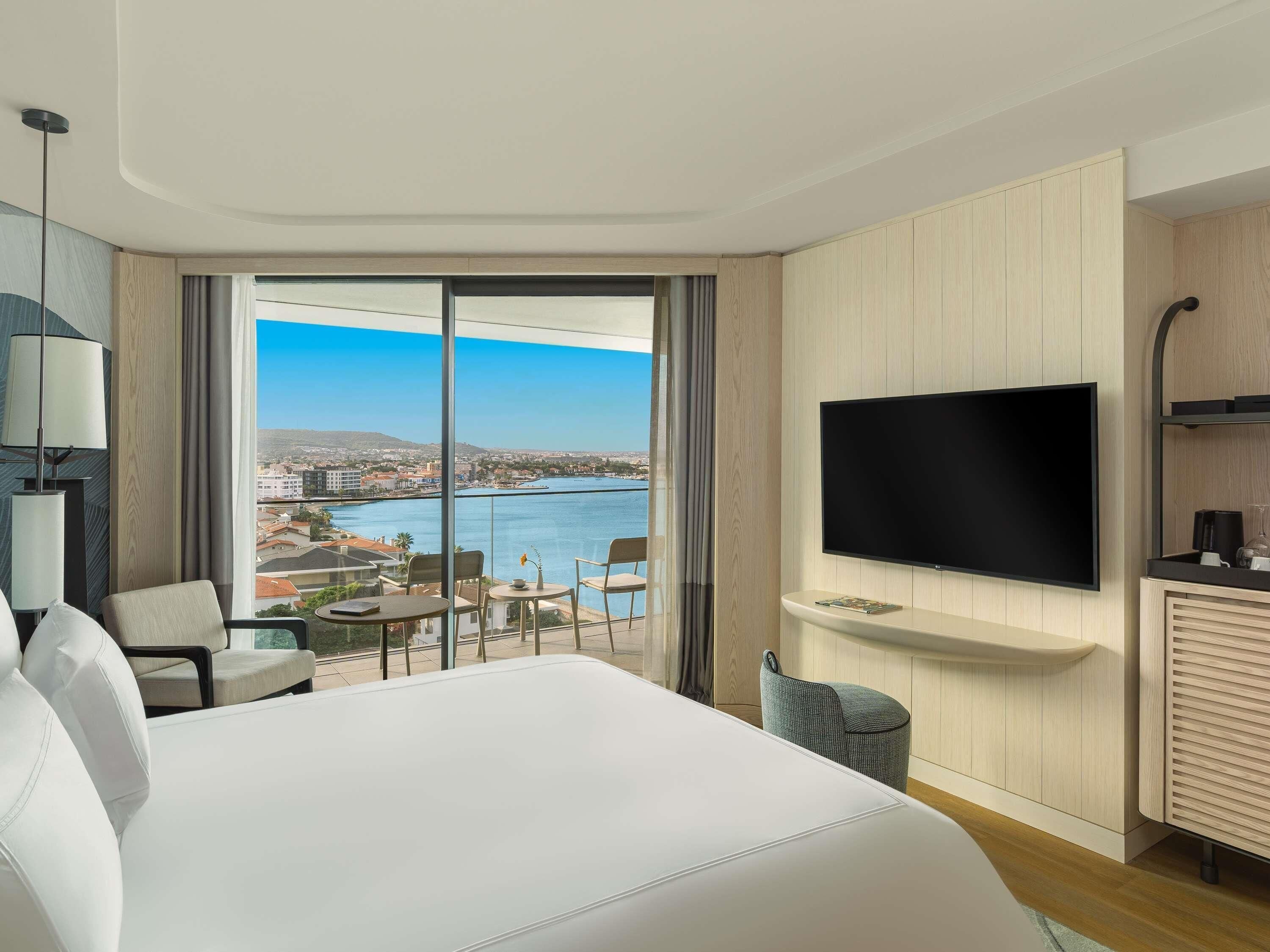 Suite, Sea View, Corner | Minibar, in-room safe, free WiFi, bed sheets