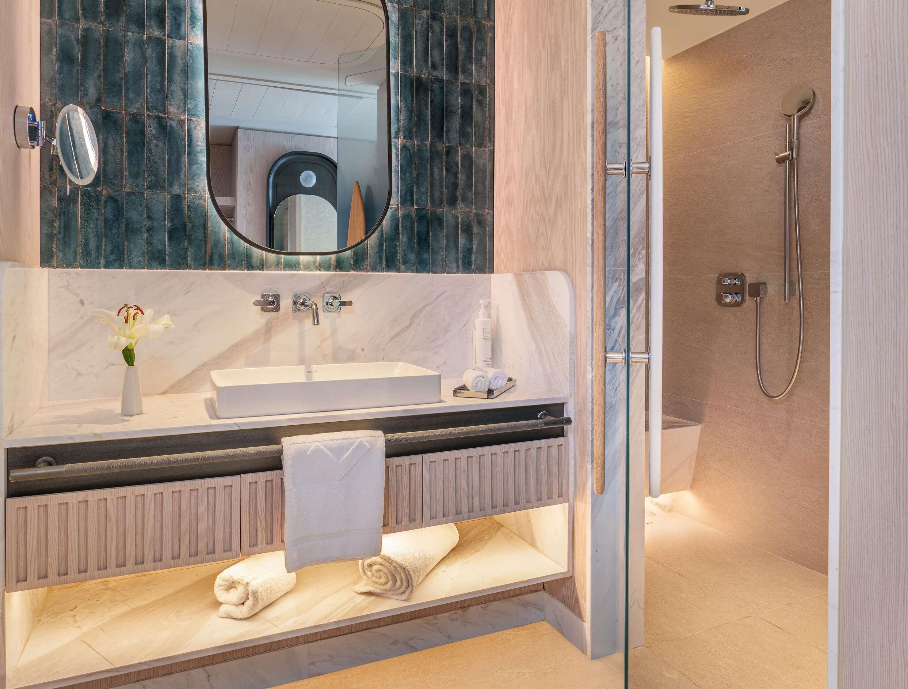 Minibar, safe på rommet, wi-fi (inkludert) og sengetøy