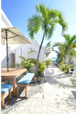 Outdoor dining - Maison de Charme sur le Lagon, Avec Jardin (Saint Paul)