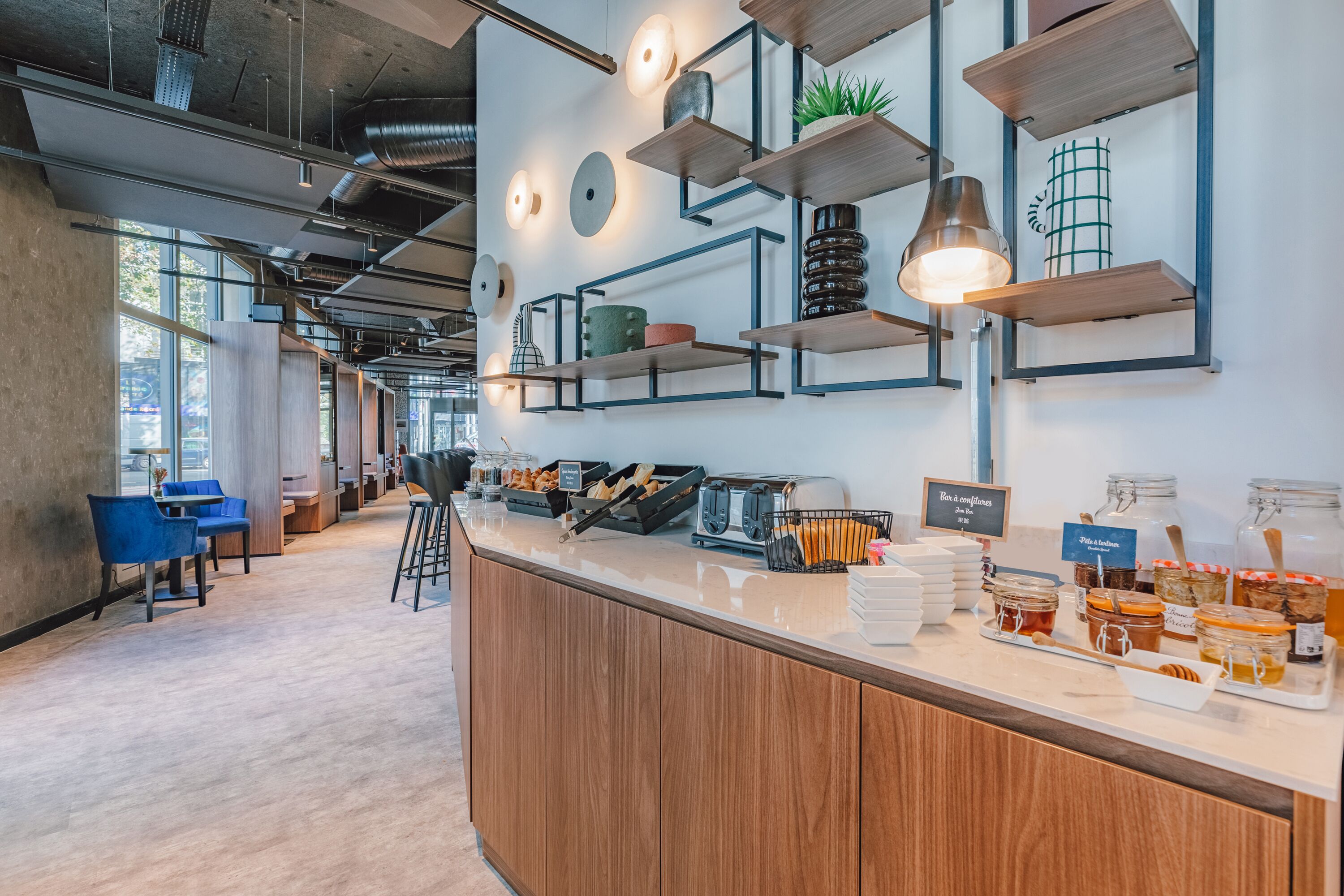 Petit déjeuner buffet (19 EUR par personne)