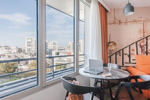 Apartamento | Zona de estar | Smart TV de 43 pulgadas con canales por satélite, una televisión