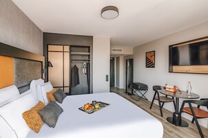 Escritorio, wifi gratis y ropa de cama 