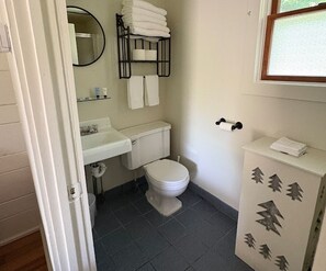 Haartrockner, Handtücher, Seife, Toilettenpapier
