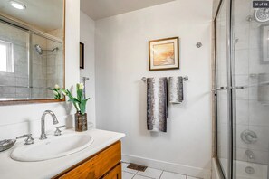 Een douche, een haardroger, handdoeken, zeep