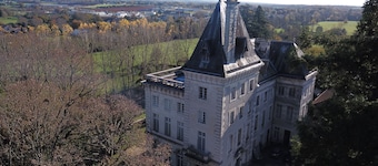 Château Xviiieme Dans un Grand Parc, en Charente