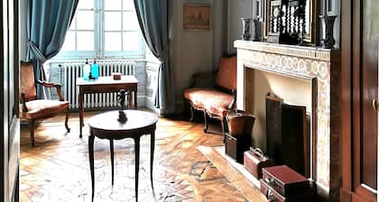 Château Xviiieme Dans un Grand Parc, en Charente