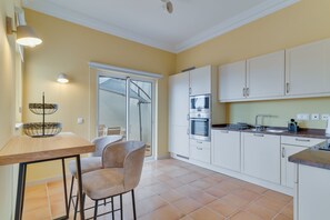 City-Villa | Eigene Küche | Geschirrspüler, Kochgeschirr/Geschirr/Besteck